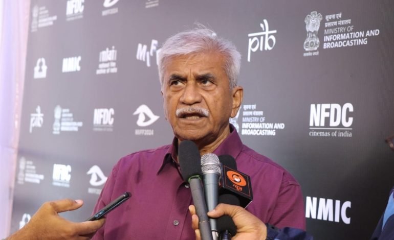 पुण्यात पहिल्या मुंबई आंतरराष्ट्रीय चित्रपट महोत्सवात जब्बार पटेल आणि प्राण किशोर कौल झाले सहभागी