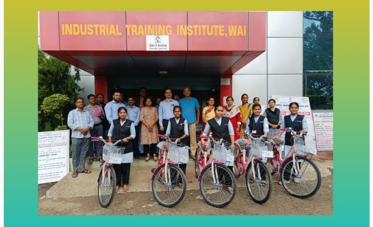 दुर्गम भागातून शिक्षणासाठी येणाऱ्या विद्यार्थीनींना गरवारे टेक्निकल फायबर्स फाऊंडेशनच्या वतीने सायकल वाटप