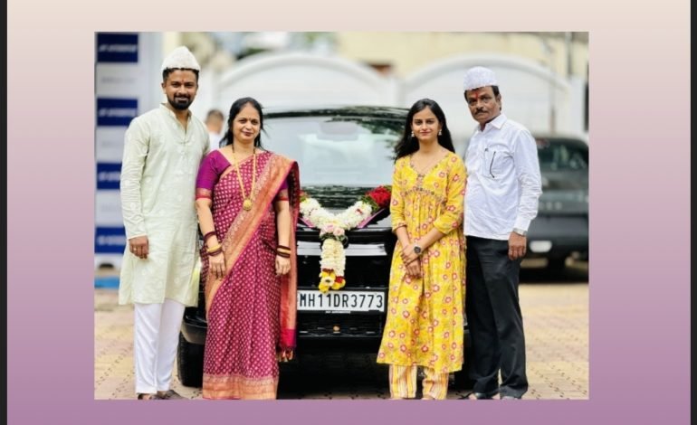 वडिलांच्या वाढदिवशी मुलाने भेट दिली आई – वडिलांना कार