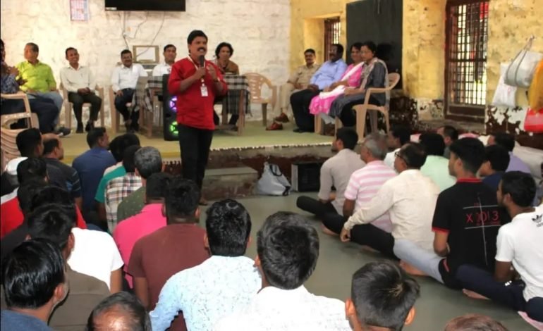 “सातारा कारागृहात भारतीय सेवक संगतीच्या माध्यमातून बंदीजनांसाठी संगीत, समुपदेशन व आवश्यक साहित्य वाटप”