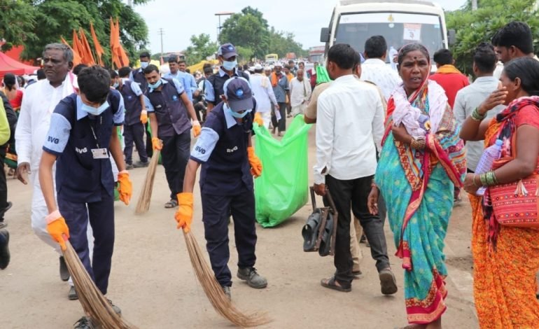 विठूरायाच्या पंढरीत ‘बीव्हीजी’ची स्वच्छता सेवा.