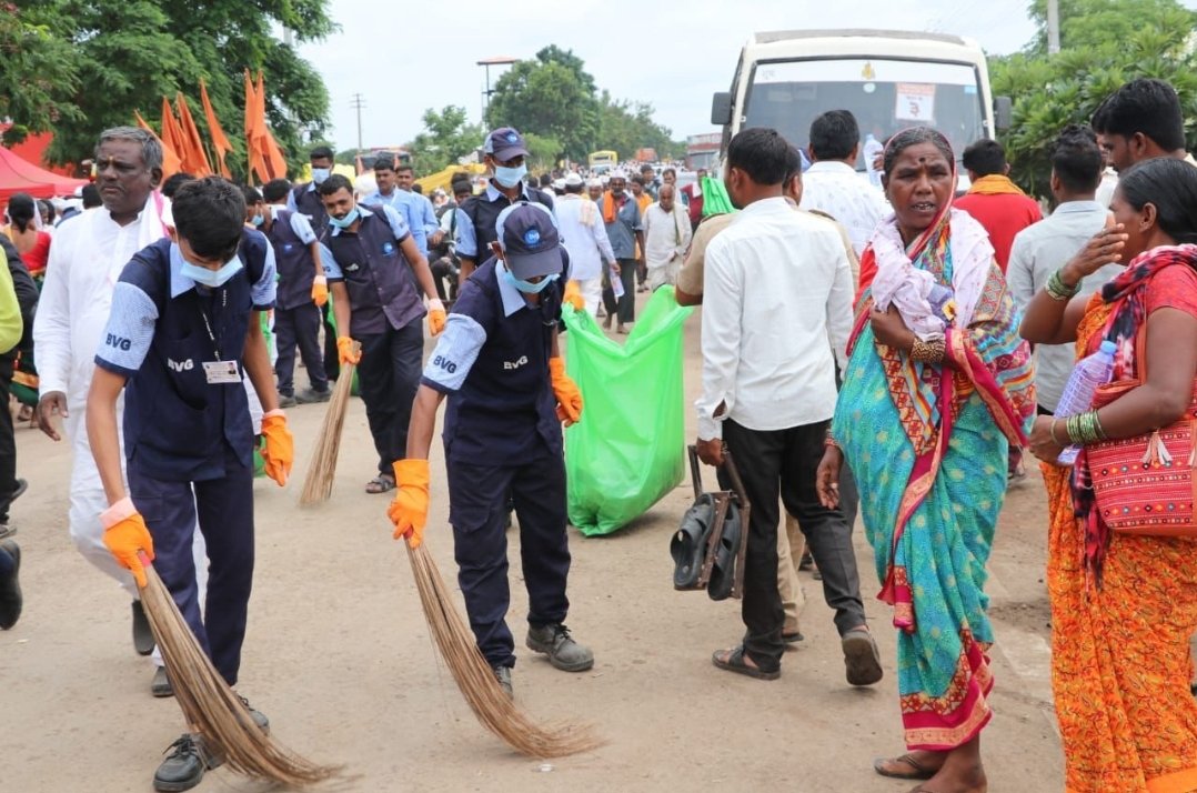 विठूरायाच्या पंढरीत ‘बीव्हीजी’ची स्वच्छता सेवा.