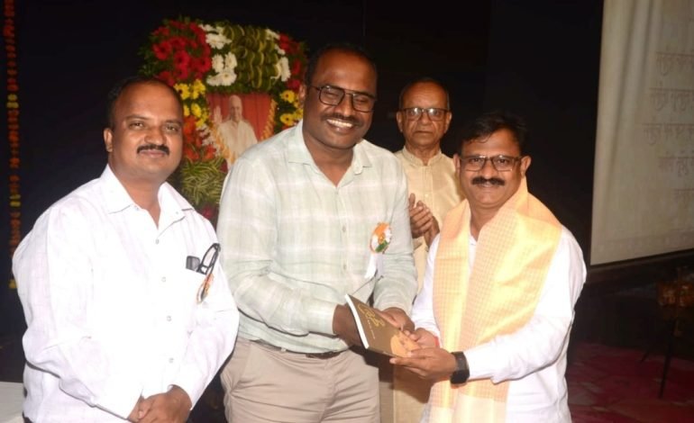 विलासराव आपटे यांना जीवन विद्या मिशनचा आदर्श शिक्षक पुरस्कार