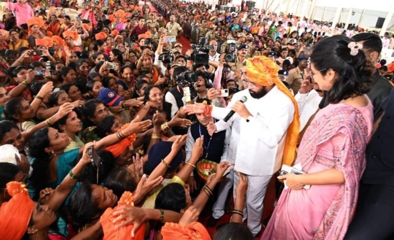 मुख्यमंत्री व उपमुख्यमंत्री यांना राखी बांधत लाडक्या बहिणींनी केली कृतज्ञता व्यक्त