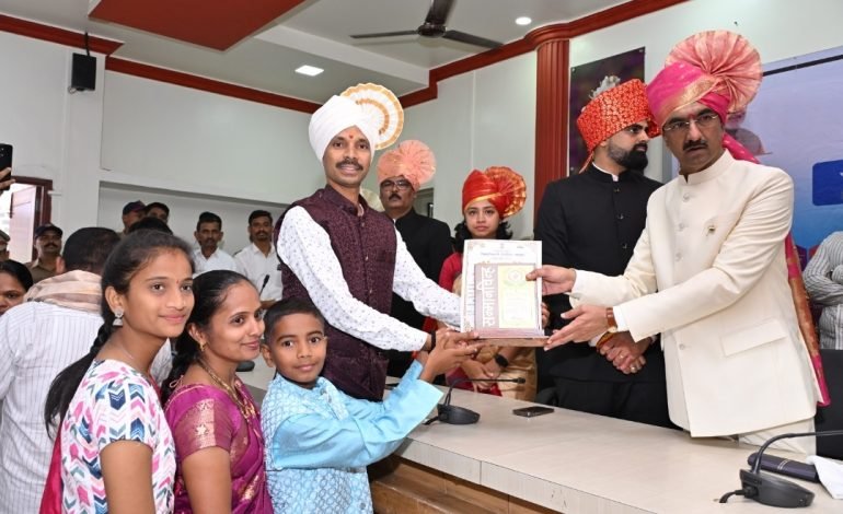 सुहास भोसले जिल्हास्तरीय आदर्श पोलीस पाटील पुरस्काराने सन्मानित