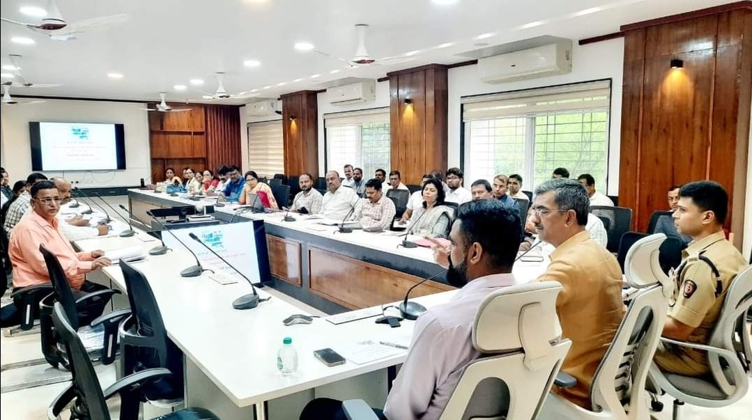 पालकमंत्री शंभूराज देसाई यांनी घेतला विविध योजनांच्या अंमलबजावणीचा व प्रकल्पांच्या कामांचा आढावा