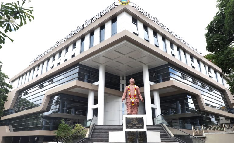 सातारा जिल्हा मध्यवर्ती सहकारी बँकेचा अमृत महोत्सव सांगता समारंभ मुख्यमंत्री मा. ना.श्री.एकनाथजी शिंदे यांचे उपस्थितीत संपन्न होणार !