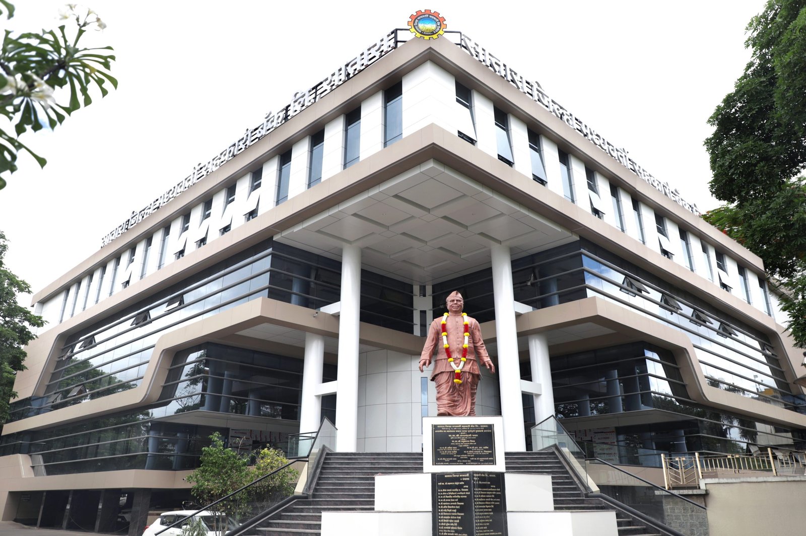 सातारा जिल्हा मध्यवर्ती सहकारी बँकेचा अमृत महोत्सव सांगता समारंभ मुख्यमंत्री मा. ना.श्री.एकनाथजी शिंदे यांचे उपस्थितीत संपन्न होणार !