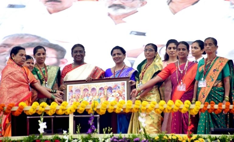 राष्ट्रपती द्रौपदी मुर्मू यांच्या प्रमुख उपस्थितीत वारणा महिला सहकारी उद्योग समुहाचा सुवर्णमहोत्सवी सोहळा संपन्न