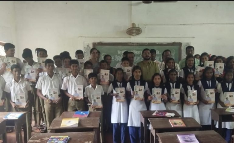 दि मॉडेल इंग्लिश स्कुल सैतवडे मध्ये मोफत वह्या वाटप