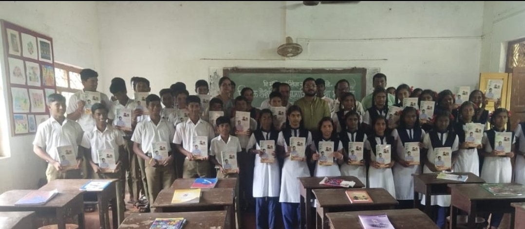 दि मॉडेल इंग्लिश स्कुल सैतवडे मध्ये मोफत वह्या वाटप