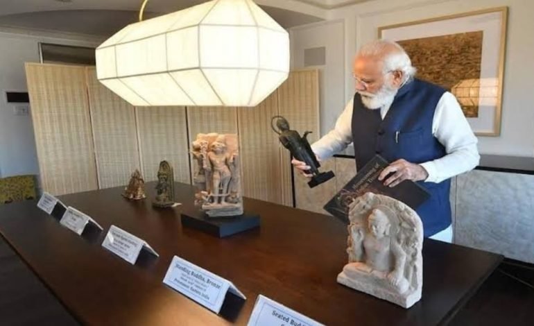 अमेरिकेने भारताला 297 प्राचीन कलाकृती परत केल्या