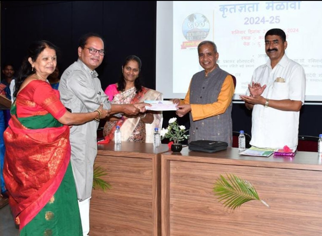 प्रसिद्ध कलाशिक्षक चंद्रकांत ठाणे यांचेकडून वाई कन्याशाळेस रु. ५० हजारांची देणगी