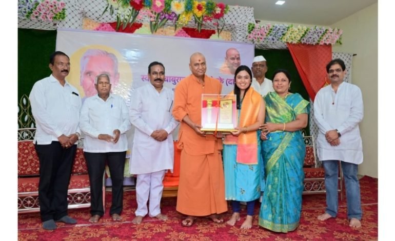 आई-वडिलांच्या ऋणातून मुक्त होण्यासाठी तरुण पिढी ही संस्कारक्षम घडवणे काळाची गरज ; अदृश्य काड सिद्धेश्वर स्वामीजी