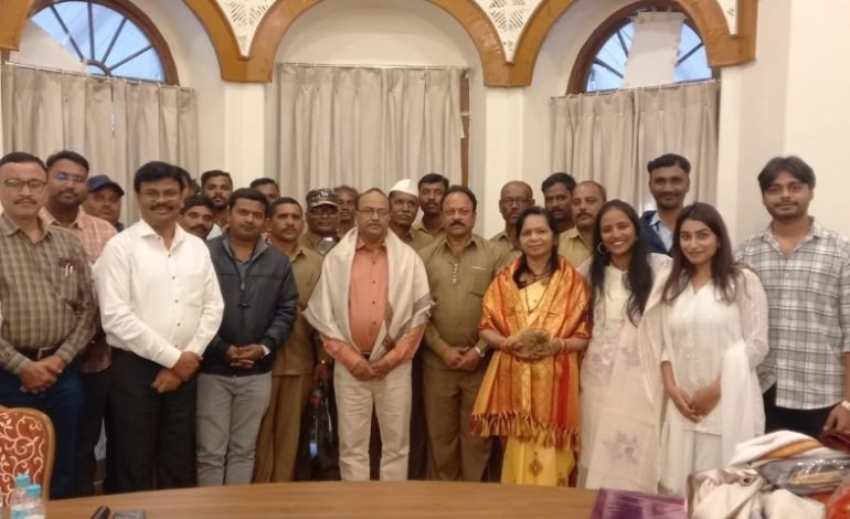 राजभवन येथील चंद्रशेखर साखरे शासकीय सेवेतून निवृत्त