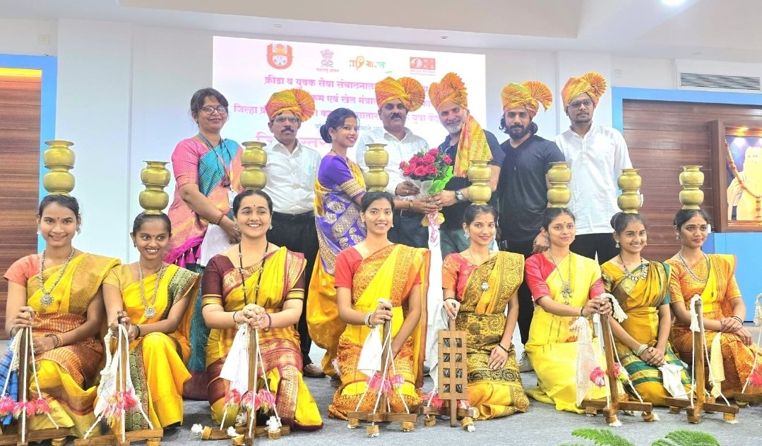 जिल्हास्तर युवा महोत्सवाचे शिट्टया व टाळ्यांच्या गडगडाटात उद्घाटन