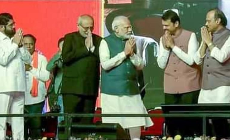 देवेंद्र फडणवीस यांनी घेतली मुख्यमंत्री पदाची शपथ