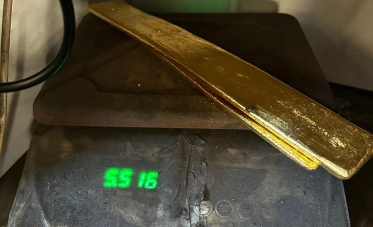 ‘डीआरआय’ने मुंबईत सोन्याची तस्करी करणाऱ्यांवर केली मोठी कारवाई; 19.6 कोटी रुपये मूल्‍याचे सोने,चांदी आणि रोख रक्कम केली जप्त