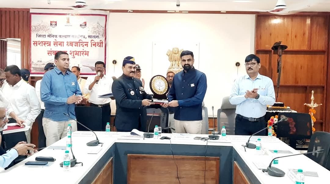 सशस्त्र सेना ध्वजदिन निधी संकलनाचा जिल्हाधिकारी यांच्या हस्ते शुभारंभ