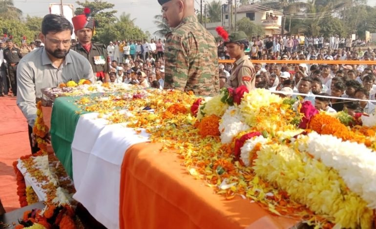 शहीद जवान शुभम घाडगे यांच्या पार्थिवावर कामेरी येथे शासकीय इतमामात अंत्यसंस्कार