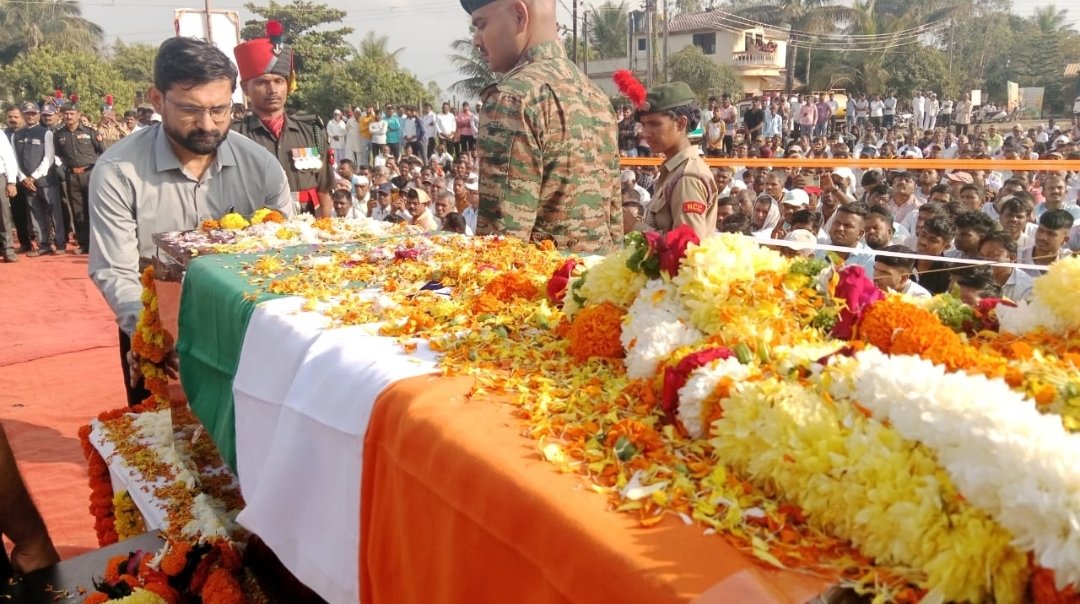 शहीद जवान शुभम घाडगे यांच्या पार्थिवावर कामेरी येथे शासकीय इतमामात अंत्यसंस्कार