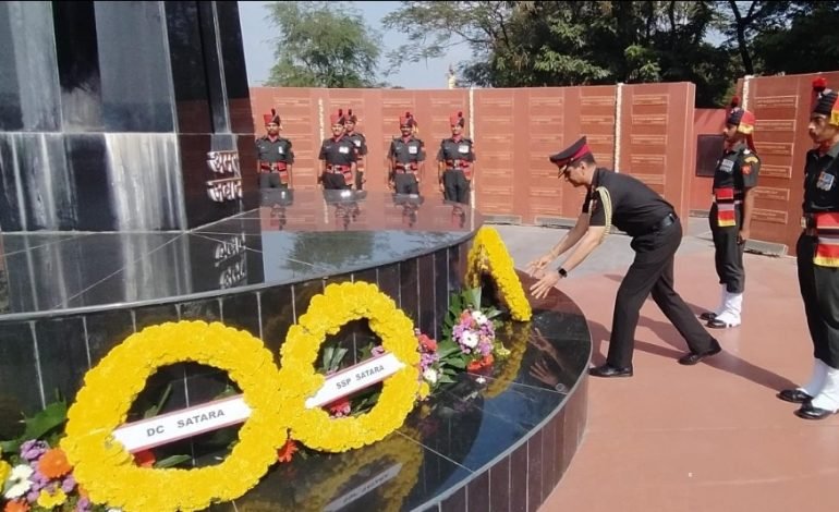 वीर शहीद कर्नल संतोष महाडिक यांच्या सर्वोच्च बलिदानाबद्दल लेफ्टनंट जनरल श्रींजय प्रताप सिंग यांचेकडून अमर जवान स्मृतीस्तंभावर पुष्पचक्र वाहून अभिवादन