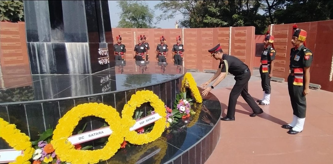 वीर शहीद कर्नल संतोष महाडिक यांच्या सर्वोच्च बलिदानाबद्दल लेफ्टनंट जनरल श्रींजय प्रताप सिंग यांचेकडून अमर जवान स्मृतीस्तंभावर पुष्पचक्र वाहून अभिवादन