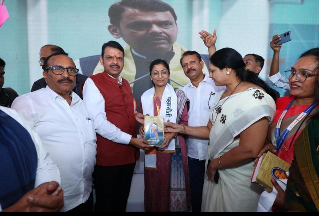 मुख्यमंत्री देवेंद्र फडणवीस यांच्या हस्ते एमपीएससीत मुलींमध्ये राज्यात अव्वल आलेल्या ‘महाज्योती’च्या मैत्रेयी जमदाडे हिचा सत्कार