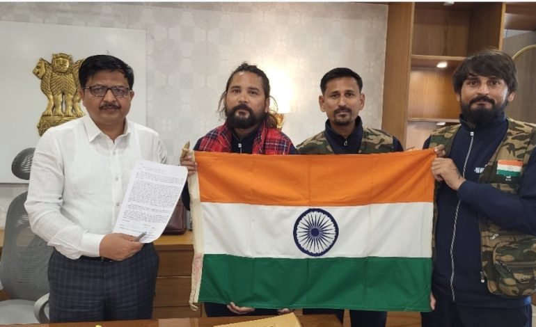 विश्वविक्रम करणाऱ्या पाच युवकांनी  घेतली जिल्हाधिकारी संतोष पाटील यांची भेट