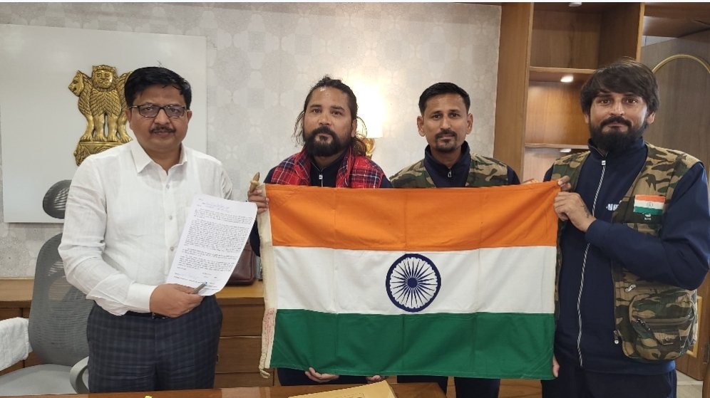 विश्वविक्रम करणाऱ्या पाच युवकांनी  घेतली जिल्हाधिकारी संतोष पाटील यांची भेट