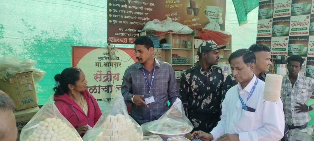 मांढरदेव यात्रेत प्लास्टिक पिशवी विक्रेत्यांवर दंडात्मक कारवाई 8 ते 10 किलो प्लास्टिक पिशव्या जप्त