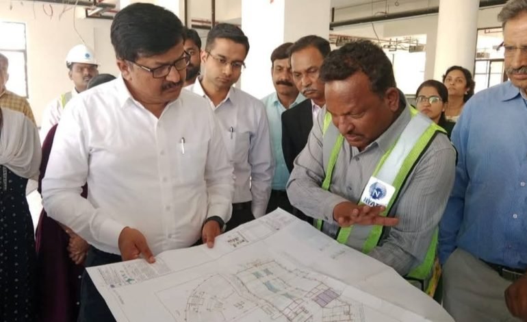 छत्रपती संभाजीमहाराज शासकीय वैद्यकीय महाविद्यालय व रुग्णालयाच्या कामाची जिल्हाधिकारी संतोष पाटील यांनी केली पहाणी