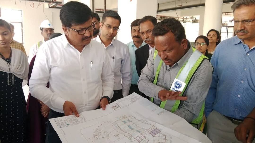 छत्रपती संभाजीमहाराज शासकीय वैद्यकीय महाविद्यालय व रुग्णालयाच्या कामाची जिल्हाधिकारी संतोष पाटील यांनी केली पहाणी