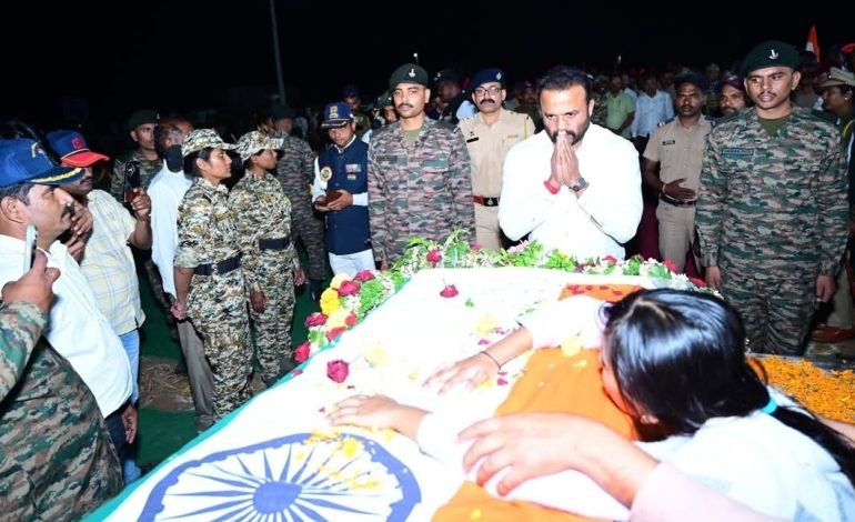 शहीद जवान चंद्रकांत काळे यांच्या पार्थिवावर वडूज येथे शासकीय इतमामात अंत्यसंस्कार