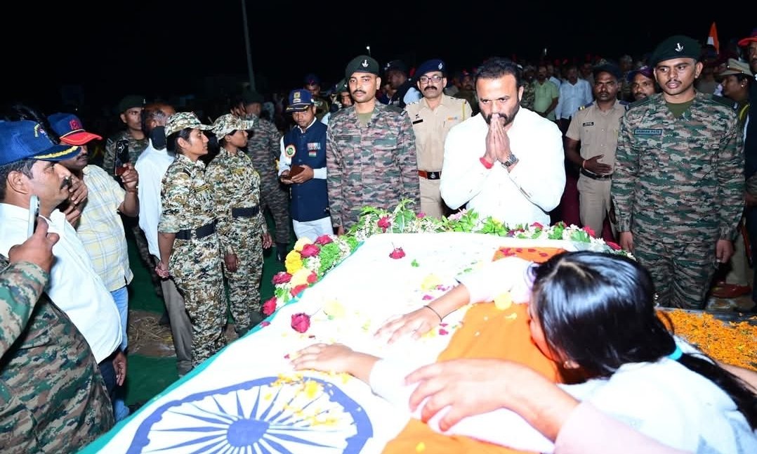 शहीद जवान चंद्रकांत काळे यांच्या पार्थिवावर वडूज येथे शासकीय इतमामात अंत्यसंस्कार