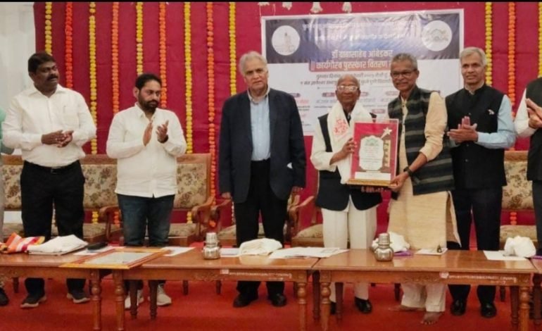 बाबासाहेबांच्या विचारांचे चालते बोलते विद्यापीठ म्हणजे सतीश कुलकर्णी : उत्तम कांबळे