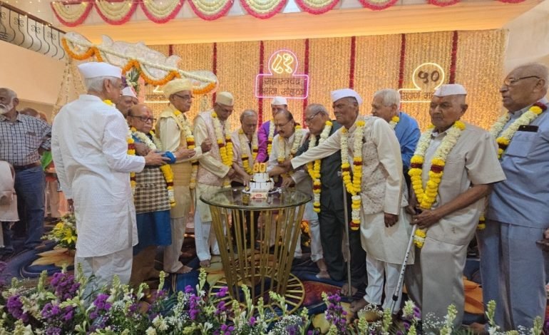 साताऱ्यातील 80 वर्षे मैत्रीचे अतूट नाते जपणाऱ्या न्यू इंग्लिश स्कूल मधील मित्रांनी साजरा केला सहस्त्र चंद्र दर्शन सोहळा