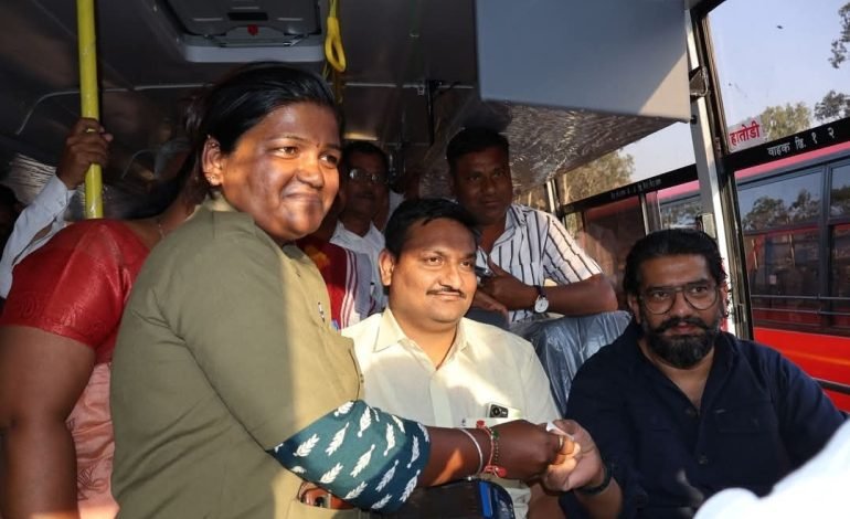 मंत्री शिवेंद्रसिंहराजेंचा तिकिट घेऊन एसटीचा प्रवास