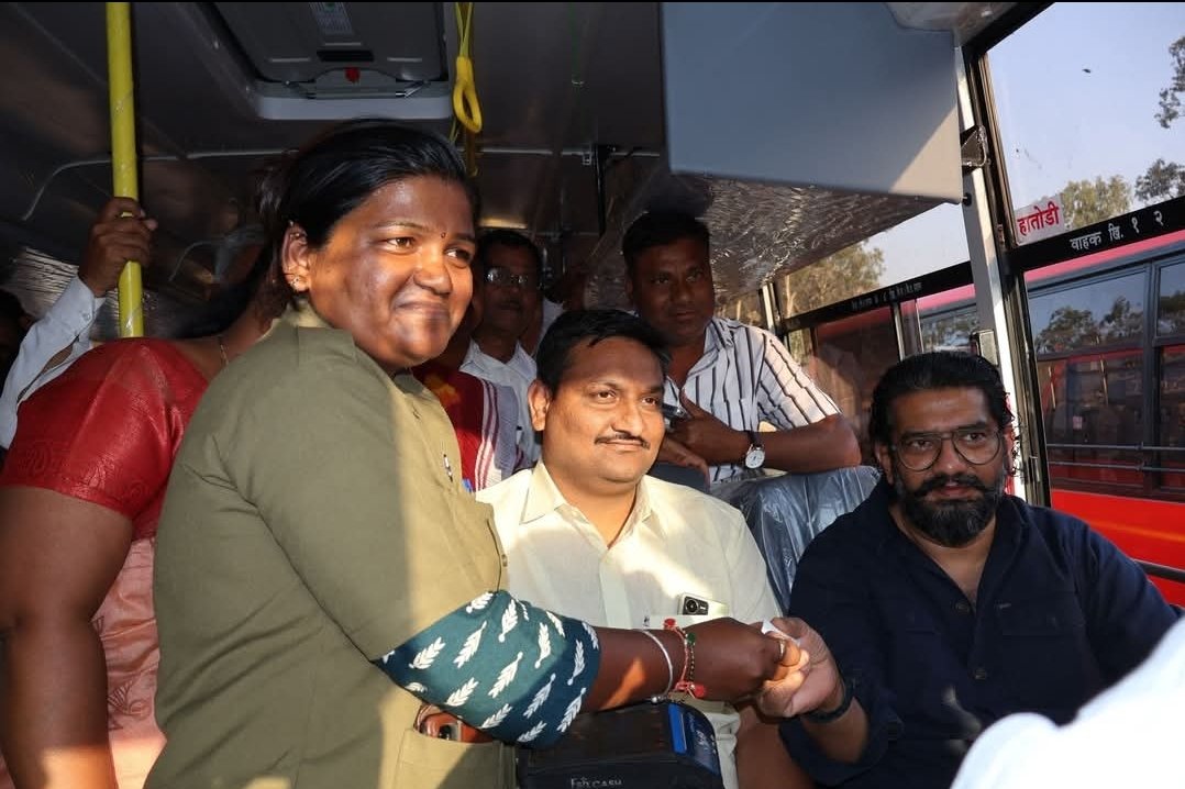 मंत्री शिवेंद्रसिंहराजेंचा तिकिट घेऊन एसटीचा प्रवास