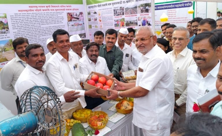 कृषि मंत्री माणिकराव कोकाटे यांची फळांचे गाव धुमाळवाडी प्रतिकृती स्टॉलला भेट शेतकऱ्यांन चे व कृषि विभागचे केले कौतूक