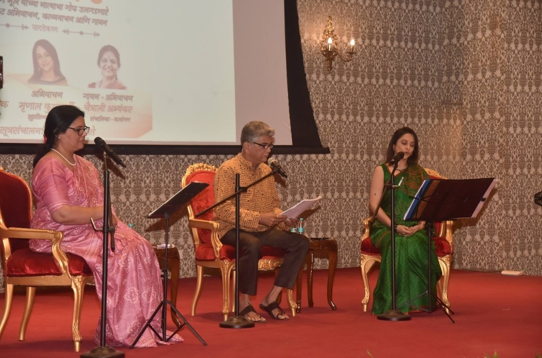 राजभवन येथे मराठी भाषा गौरव दिनानिमित्त डॉ गिरीश ओक, मृणाल कुलकर्णी यांचे मनोज्ञ भाववाचन