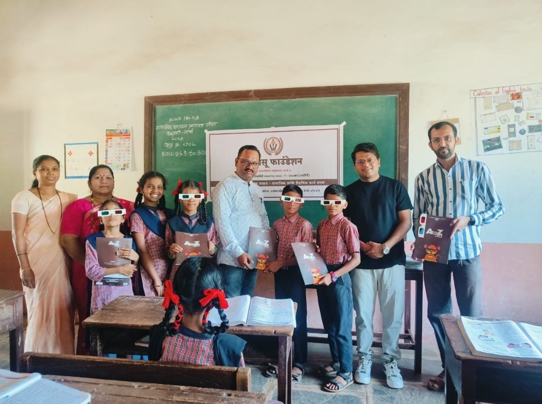 आंतरराष्ट्रीय महिला दिनानिमित्त हेमवसू फाउंडेशनतर्फे . दि मॉडेल इंग्लिश स्कूल, सैतवडे येथील विद्यार्थ्यांना 3D पुस्तकांचे वाटप