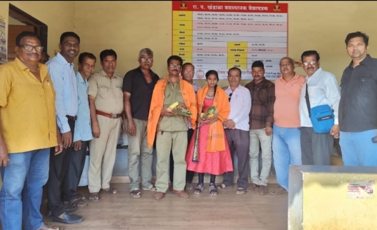 वाहक अमित सुपल व कु. आर्या गुरव या विद्यार्थीनीच्या प्रामाणिकपणा बद्दल सत्कार