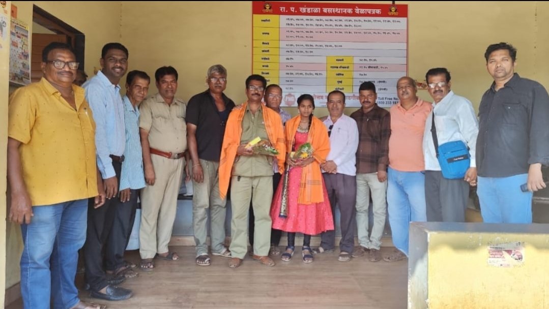 वाहक अमित सुपल व कु. आर्या गुरव या विद्यार्थीनीच्या प्रामाणिकपणा बद्दल सत्कार