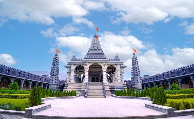 छत्रपती शिवाजी महाराजांच्या राज्यातील पहिल्या भव्य मंदिराचे सोमवारी लोकार्पण