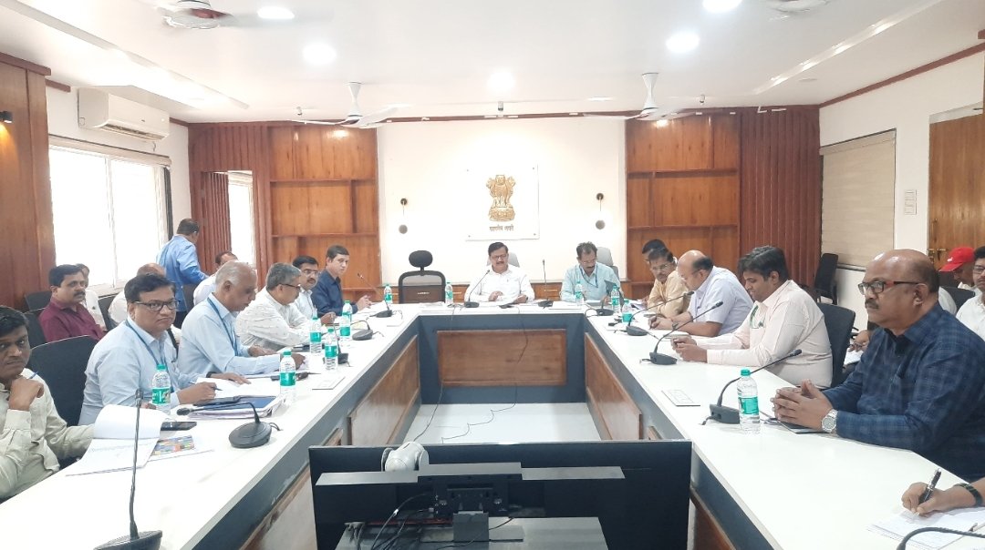 पीक कर्ज वितरणाचे उद्दिष्ट सर्व बँकांनी शंभर टक्के पूर्ण करावे – जिल्हाधिकारी संतोष पाटील