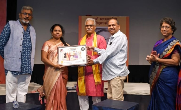 कवयित्री डॉ.योगिता राजकर यांना मास्तरांची सावली पुरस्कार प्रदान