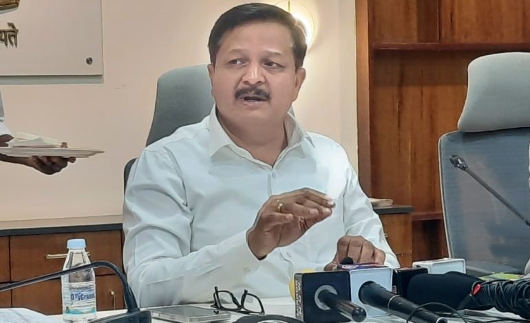 शासनाने शंभर दिवस कृती आराखड्यांतर्गत महसूल विभागाने केलेली कामगिरी महत्त्वपूर्ण – जिल्हाधिकारी संतोष पाटील