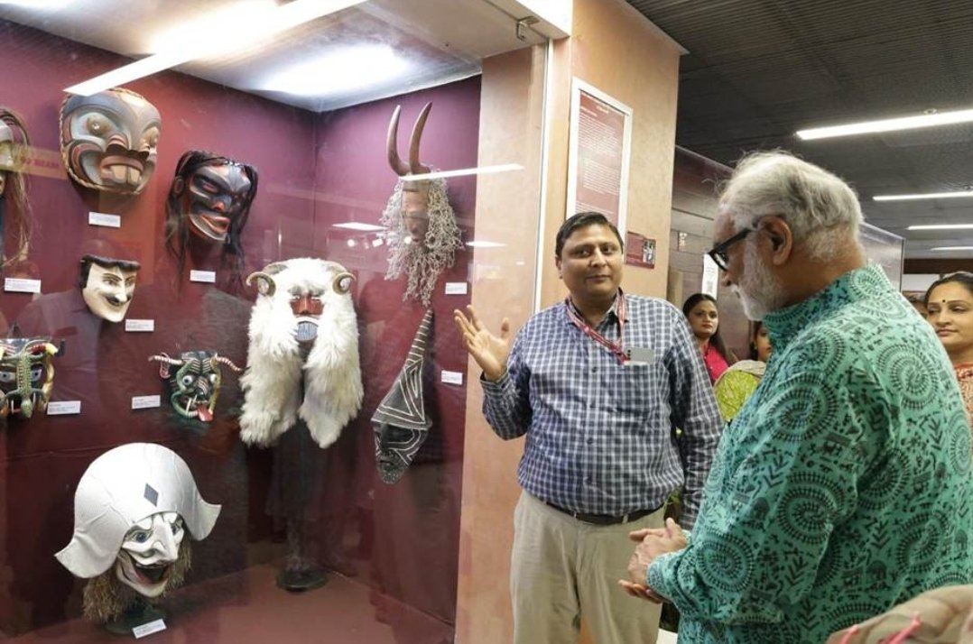 इंदिरा गांधी राष्ट्रीय कला केंद्रातील नव्याने विकसित करण्यात आलेल्या भरत मुनी दीर्घा या प्रदर्शन स्थळामध्ये मांडण्यात आली लान्स डेन कलेक्शनमधील मुखवट्यांची मालिका