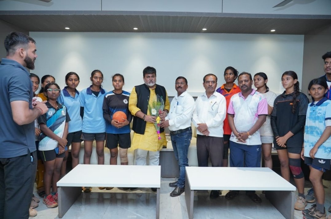 राष्ट्रीय स्तरावरील डॉजबॉल संघास पालकमंत्री ना. उदय सामंत यांच्या शुभेच्छा.